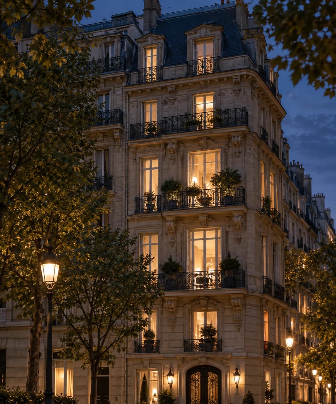 Illustration d’un immeuble parisien à la tombée du jour